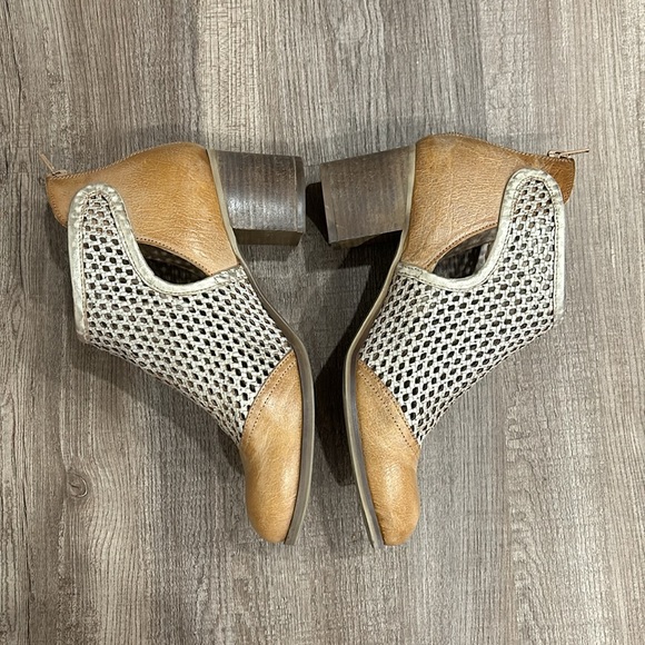 Amazing Perforated leather ankle boots - Picture 3 of 6